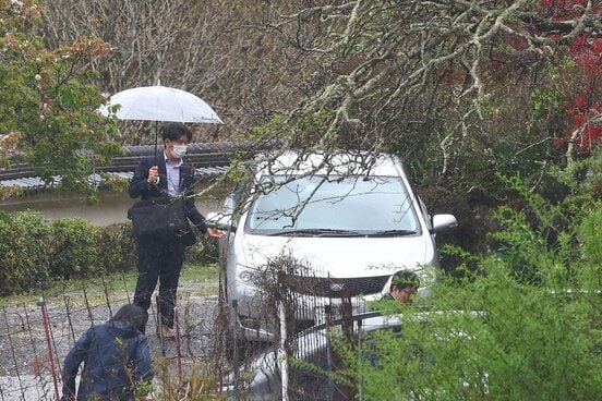 家宅捜索する捜査員