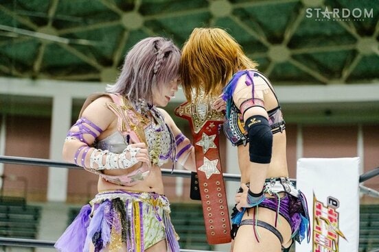 にらみ合う中野たむ(左)と朱里