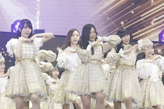 さいたまスーパーアリーナでメジャーデビュー１２周年を記念したバースデーライブの千秋楽公演を開催した「乃木坂４６」（前列左から賀喜遥香、井上和、遠藤さくら）
