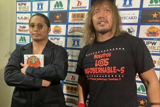 内藤哲也（右）の質問を「ナンセンス！」とはねつけたミスター・タカハシ