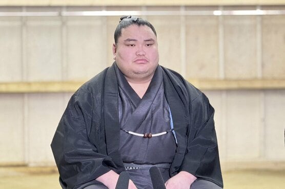 新十両昇進会見に臨んだ旭富士