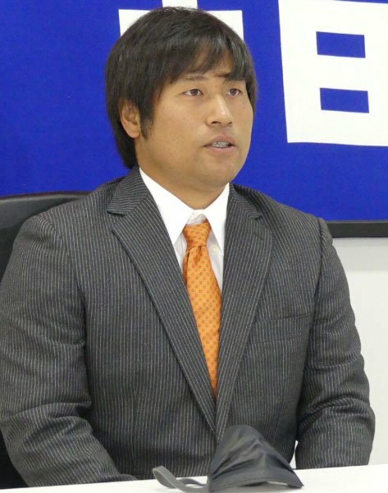  現状維持で契約更改し会見する平田