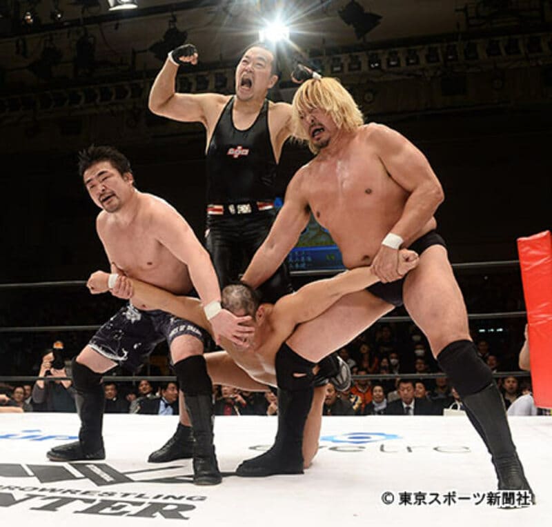 ゴールデンカップスここにあり。安生（中）は高山（右）、山本（左）とみのるに合体技を仕掛ける