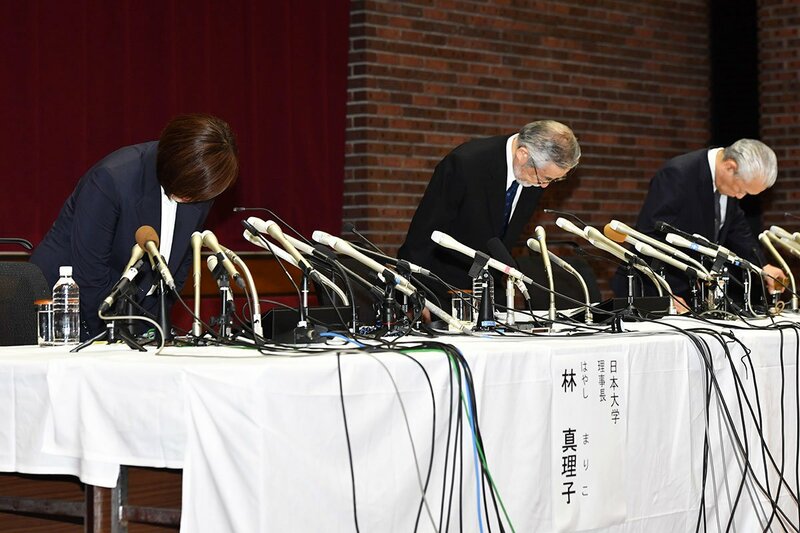 会見で日大・林真理子理事長らは頭を下げたが…