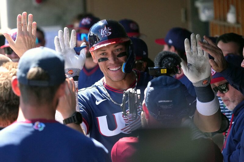 チームメートとハイタッチする主将のアーロン・ジャッジ（ロイター）