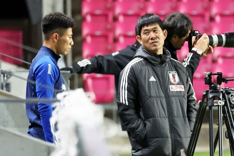 追加招集され、森保監督(右)にあいさつする細谷