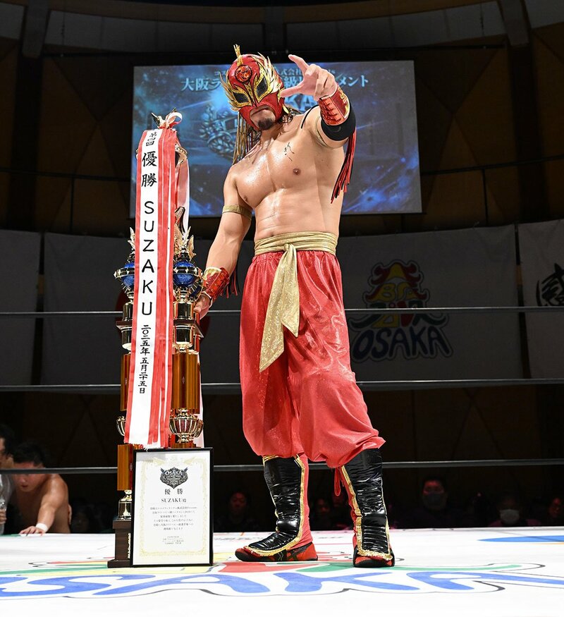 優勝トロフィーを横にポーズをとるSUZAKU（提供写真）