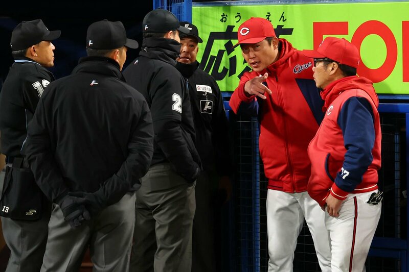 試合終了後、審判団に説明を求める広島・新井監督（右から２人目）と藤井ヘッド（右）