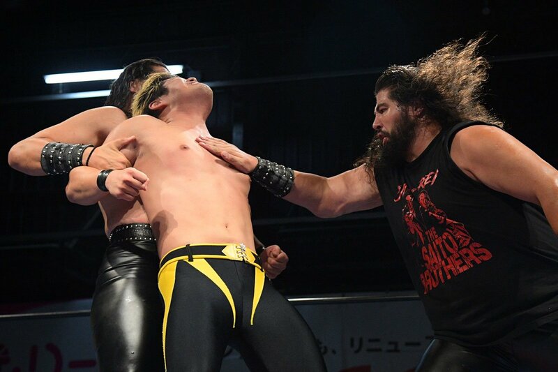 ジュン（左）が押さえる井上（左から２人目）に逆水平チョップを打ち込むレイ