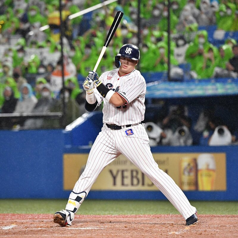２回、空振り三振を喫するヤクルト・村上