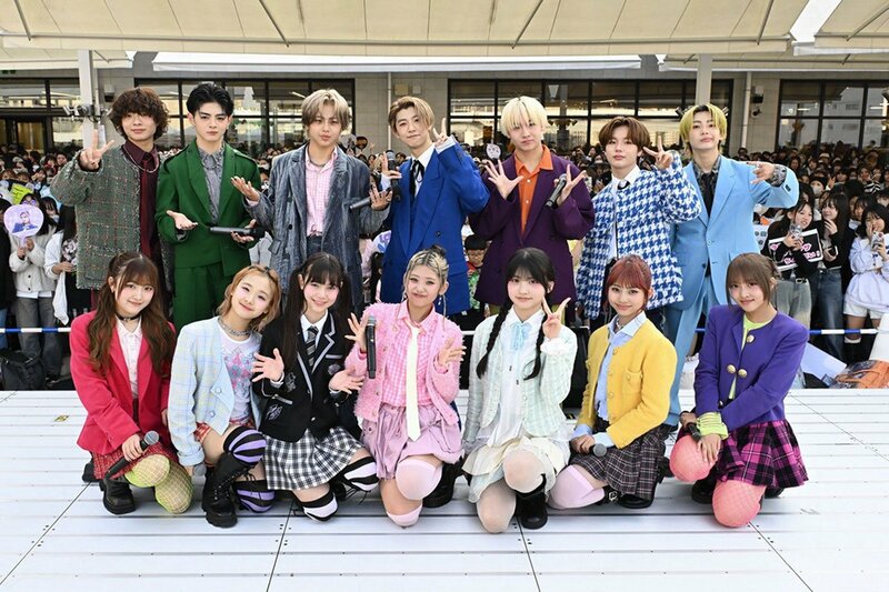 ＰＧの前列左からRiANA、RiRi、CHAAMi、ANJi、MiSORA、NOA、NiiNA。後列左からRYUDO、TENSHiN、REi、GAKU、TSUBASA、AOi、KAREN