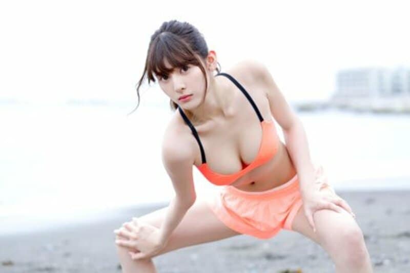  週刊ヤングジャンプ３３号のグラビアを飾ったアンジェラ芽衣のアザーカット　（Ｃ）佐藤裕之／週刊ヤングジャンプ