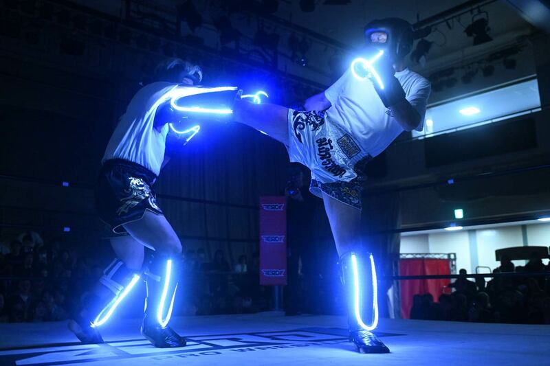 成澤俊輔（左）と戦う松枝史憲