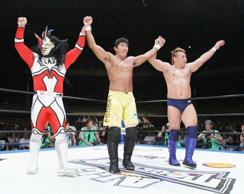  プロレスのオールスター戦「ＡＬＬ ＴＯＧＥＴＨＥＲ」に船木(中)もライガー(左)、佐野と組んで出場した（２０１１年８月２７日）