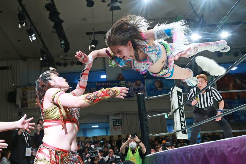 林下詩美めがけて飛ぶ岩谷麻優