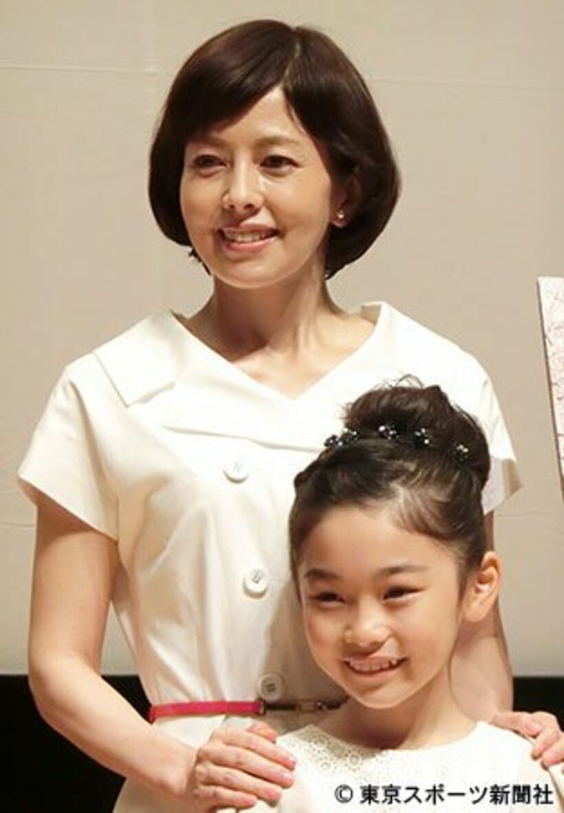 映画の完成披露試写会に登場した女優・沢口靖子（左）と子役の岩崎未来