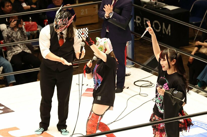 デスペラード（左）はスターライト・キッド（中）と伊藤麻希(右)に招待状を手渡す