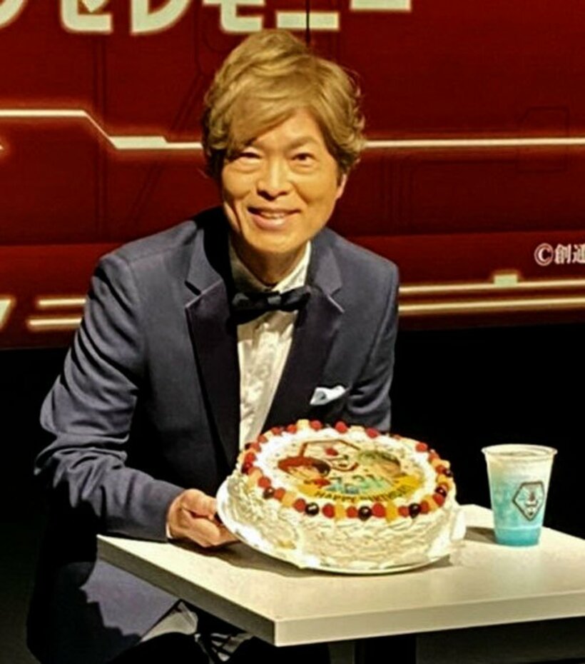  サプライズケーキに大喜びの古谷