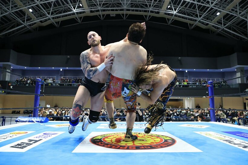 「WAR　BLASTER」を決める辻陽太（右）とゲイブ・キッド（左）