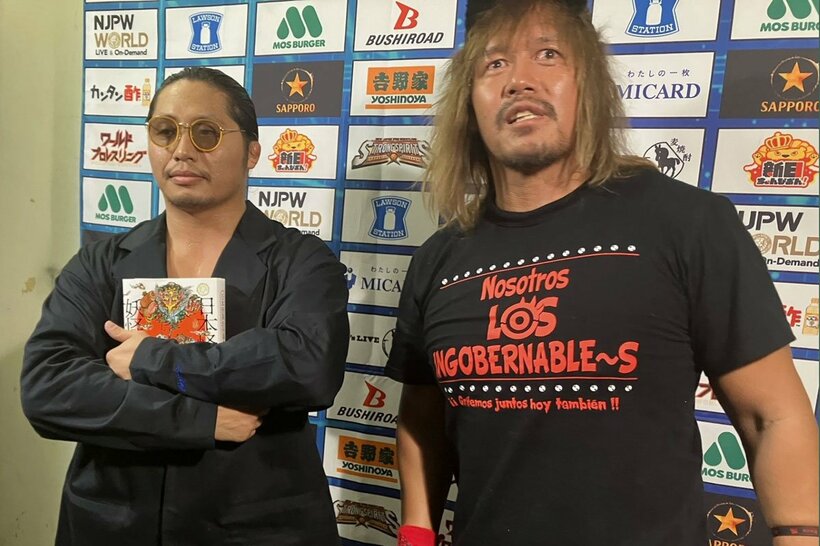 内藤哲也（右）の質問を「ナンセンス！」とはねつけたミスター・タカハシ