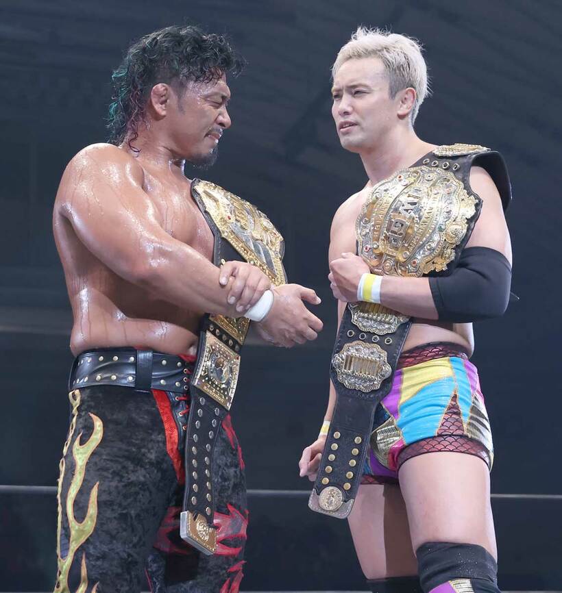  挑戦権利証代わりの４代目ＩＷＧＰヘビー級ベルトを持つオカダ（右）はＩＷＧＰ世界ヘビー級王者・鷹木に挑戦を表明（東スポＷｅｂ）
