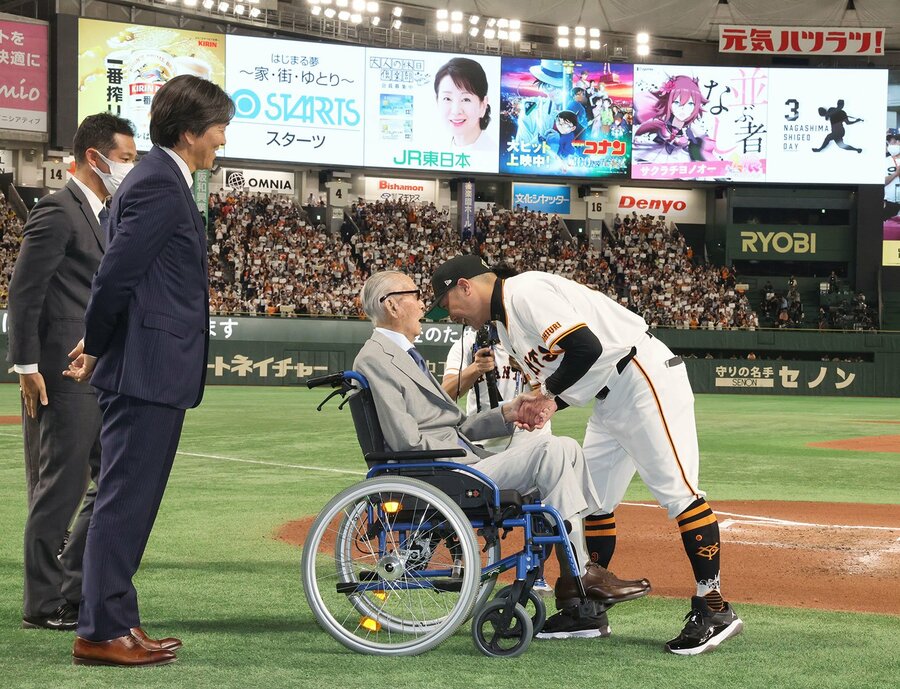 長嶋氏(中)からメッセージを授かる巨人・阿部監督（読売巨人軍提供）