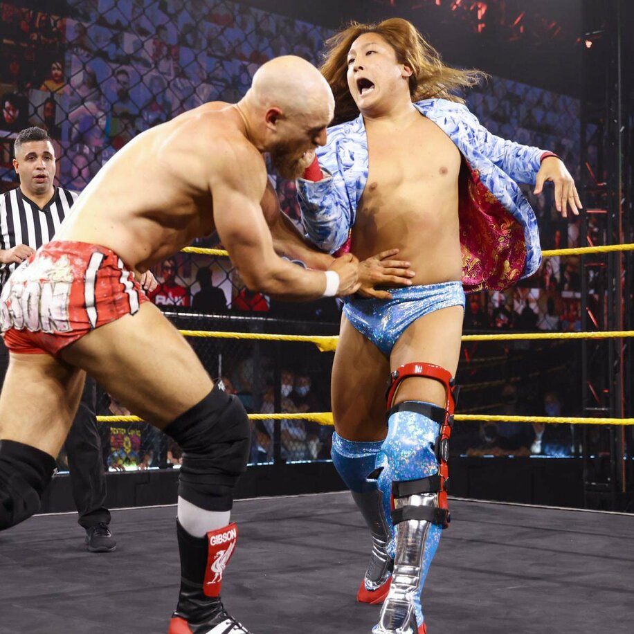  イケメン（右）はギブソンにパンチを打ち込んで躍動した(©2021-WWE,-Inc.-All-Rights-Reserved）