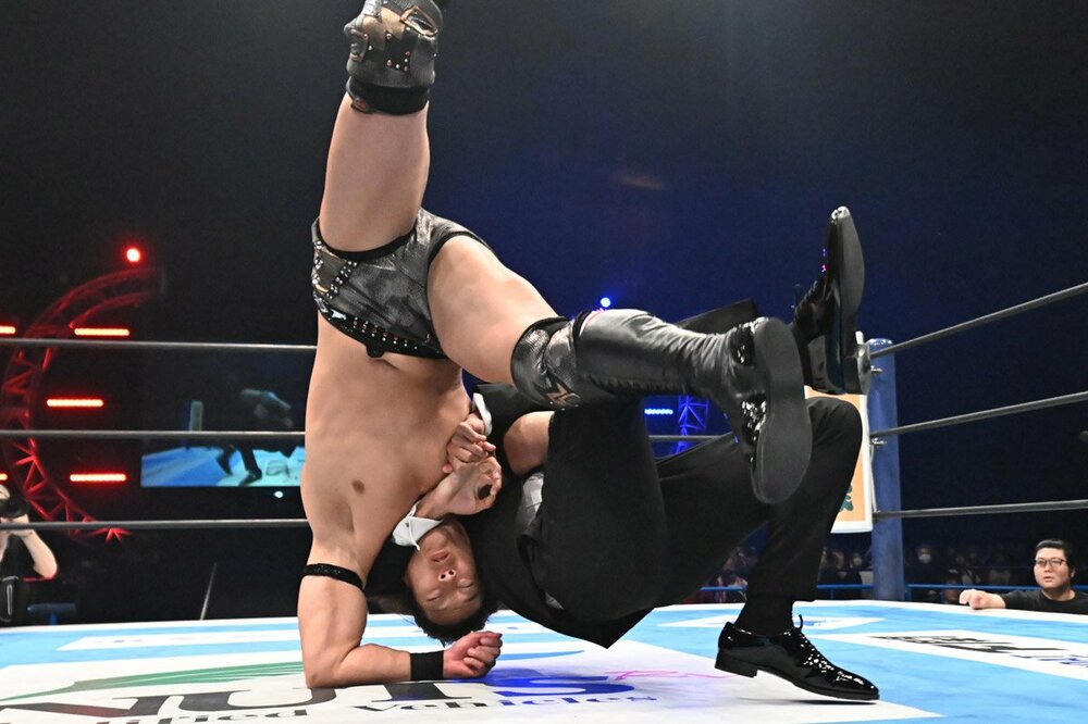 SANADAにマットに沈められるTAKESHITA
