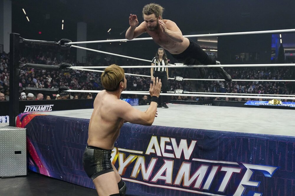 ジャック・ペリー(上)のトペ・スイシーダを浴びるオカダ・カズチカ ©All Elite Wrestling