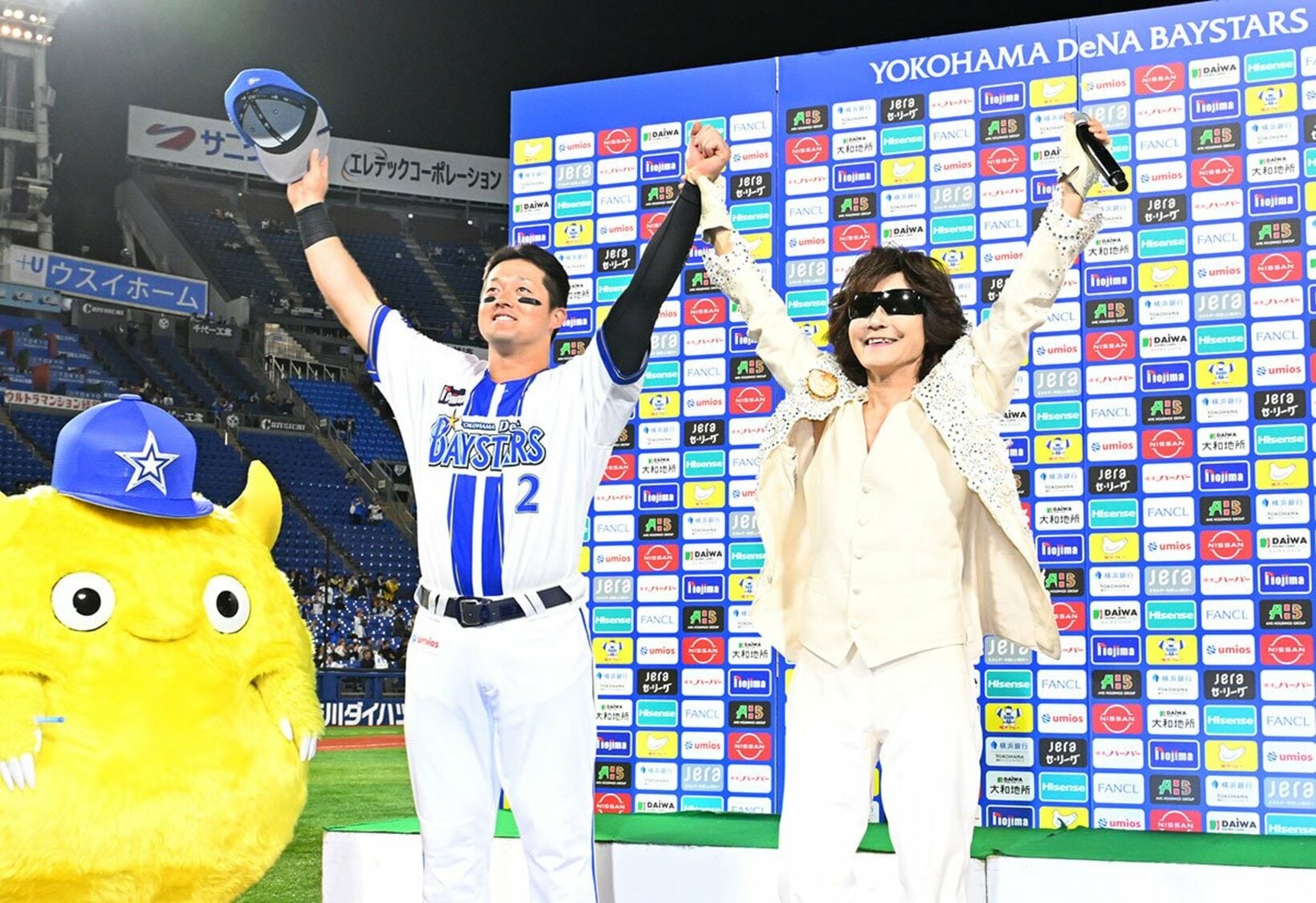 試合後、龍玄とし(Toshl＝右)に誕生日祝いの歌をプレゼントされたDeNA・牧秀悟