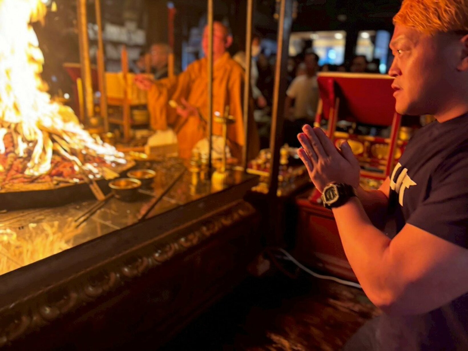 炎を前に、精神を整える河上隆一