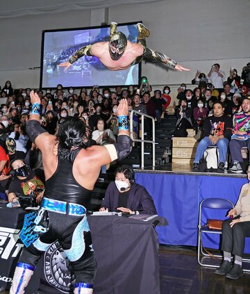 場外でも破天荒な空中殺法を見せたマスカラ・ドラダ(上)