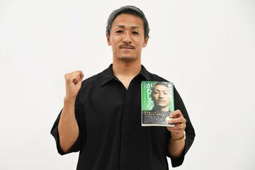 自著をＰＲする前田