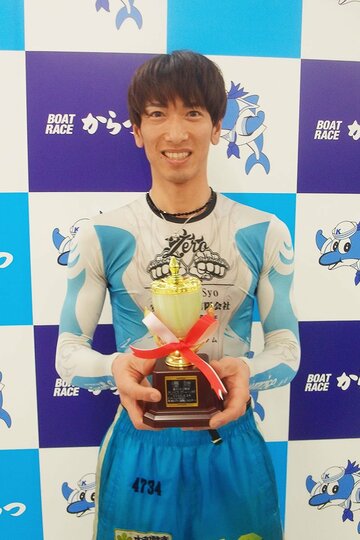 優勝トロフィーを手に、笑顔の安河内将