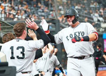 ２回に勝ち越しの今季１号ソロを放った巨人・リチャード(右)