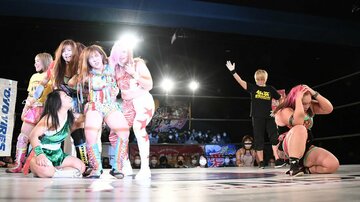  １０日の試合でも橋本（右）は丸め込まれ頭を抱えた