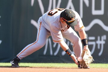 不慣れな二塁守備でもたつく松田