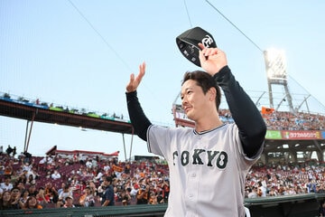 ヒーローインタビューで声援に応える中川皓太