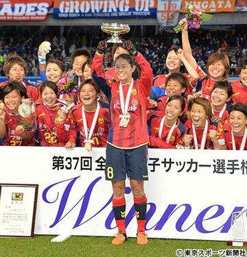 皇后杯全日本選手権に優勝し喜ぶＩＮＡＣ神戸のＭＦ澤穂希（中）