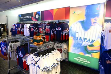 ローンデポ・パークのショップには各国のグッズがズラリ