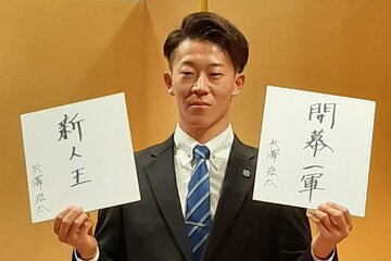 目標を記した色紙を手にポーズをとる日本ハムドラフト１位・矢沢