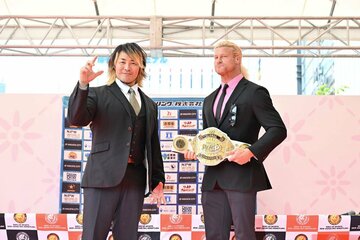 調印式を行ったニック・ネメス（右）と棚橋弘至