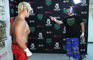  ケンドー・カシン（右）の挑戦表明を受ける拳王