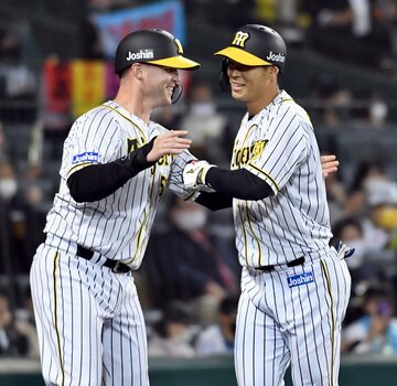  阪神打線を支える佐藤輝(右)とサンズ