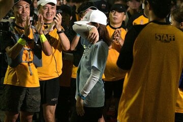 両国国技館に入る前、涙をぬぐう星野真里(中)