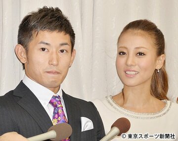  あびる優（右）と才賀紀左衛門
