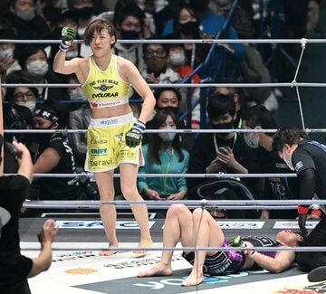 浜崎(下)に完勝し、喜ぶ伊澤（東スポWeb）