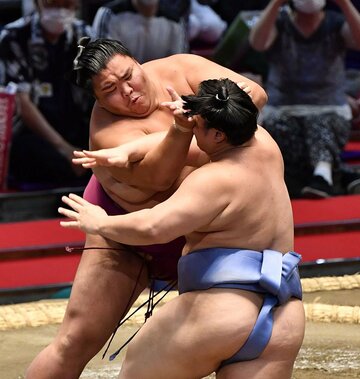  翔猿(右)を押し出しで下した御嶽海