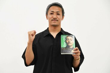 自著をPRする前田
