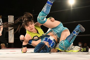 風城ハルを押さえ込む鈴芽